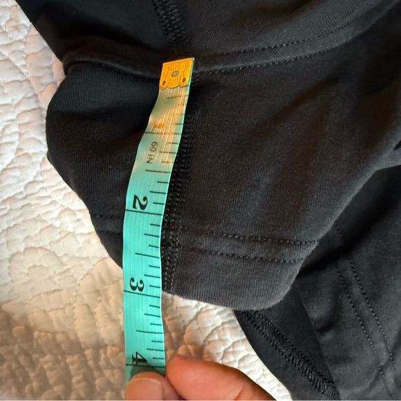 Lululemon Athletica Black Athletic Shorts Inner Glow size 6 - Picture 9 of 11